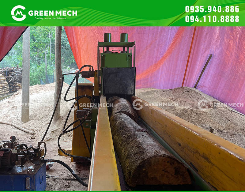 Máy có thể nghiền tốt cả nguyên liệu tươi và khô, có hệ thống điều chỉnh lực ép để xử lý các loại gỗ mềm hoặc dai khác nhau